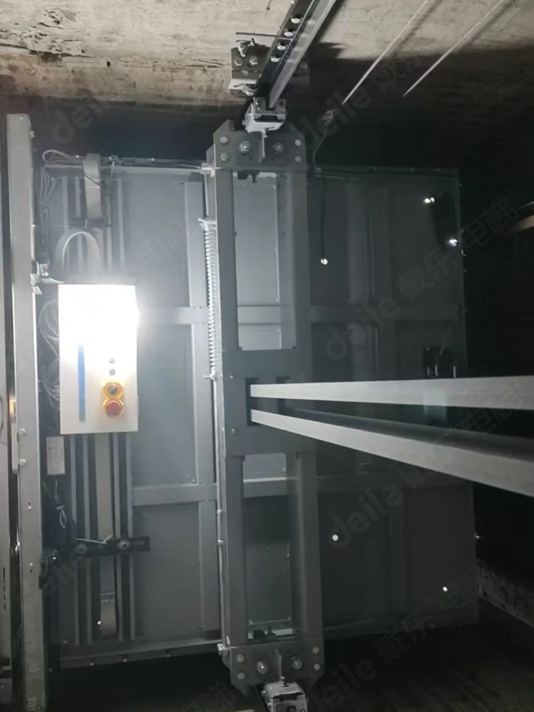 湖州安吉 双折楼梯对面，建井道装电梯 现场实拍 9
